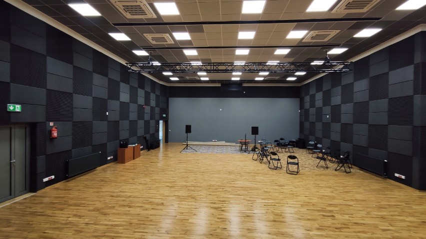 Nowoczesna aula multimedialna w Sulejowie już gotowa, będzie kino? Jakie imprezy zaplanowano? ZDJĘCIA