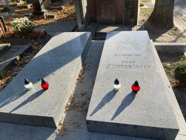 Odrestaurowane nagrobki rodziny Dzieduszyckich na Cmentarzu Łyczakowskim we Lwowie.