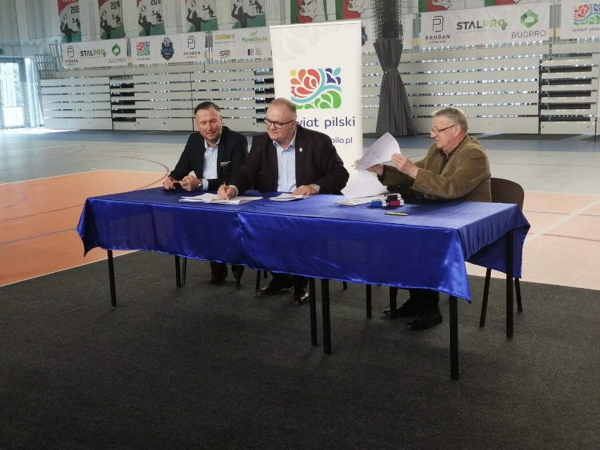 Przedstawiciele klubów i stowarzyszeń sportowych podpisali umowy na dofinansowanie