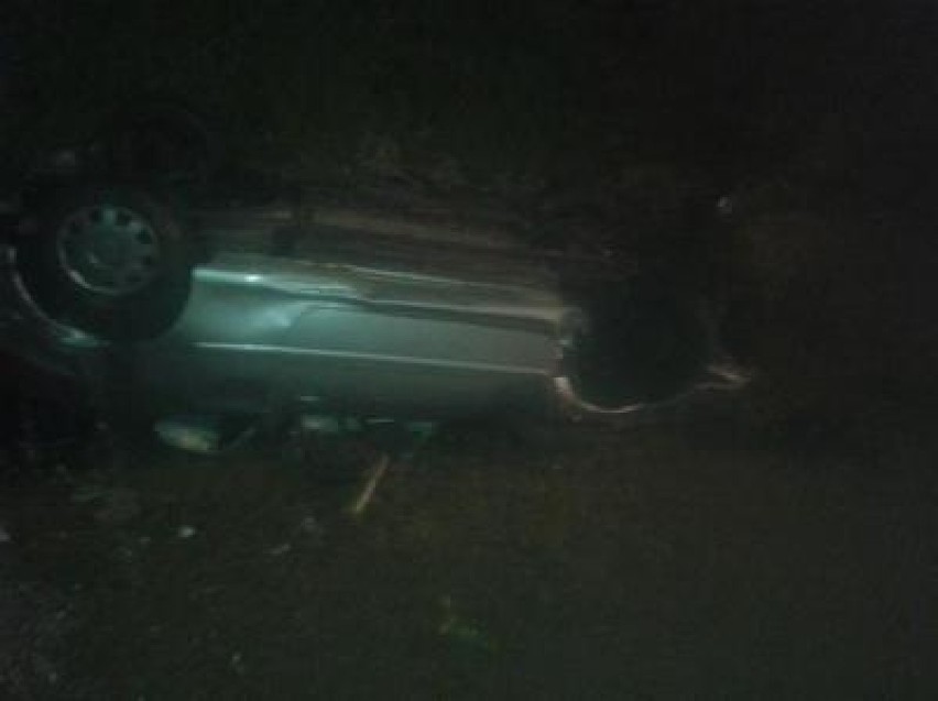 Wypadek w Łodygowicach. Dachował samochód [ZDJĘCIA]