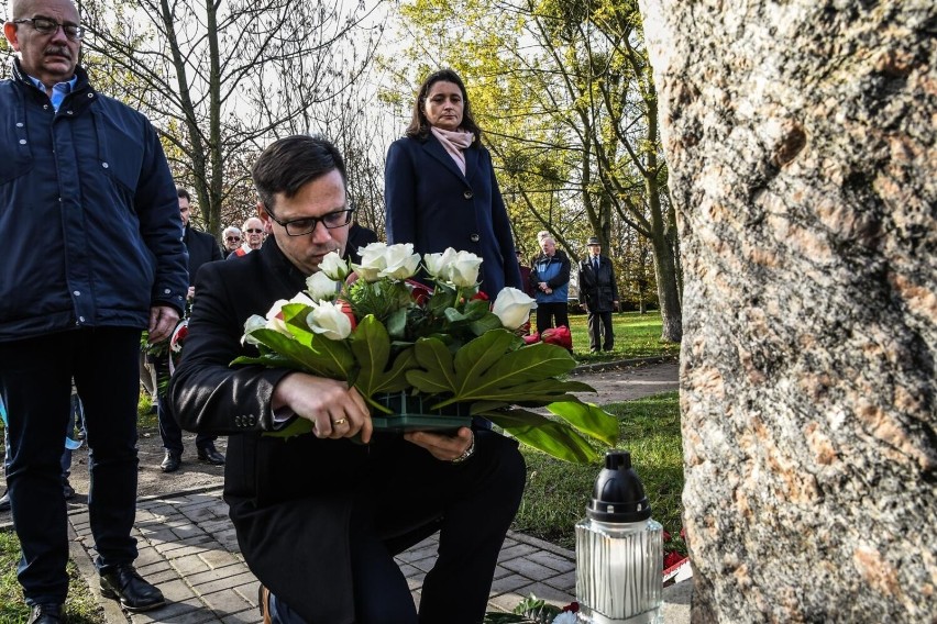 Uroczystość rozpoczęła się o godzinie 10 na skwerze u zbiegu...