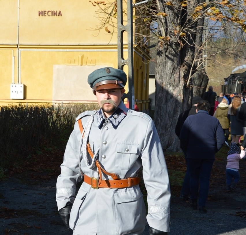 Marszałek Piłsudski na przystanku w Męcinie [ZDJĘCIA]
