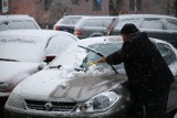 Śnieg w Warszawie, gigantyczne korki. Posypywarki na drogach! [ZDJĘCIA]