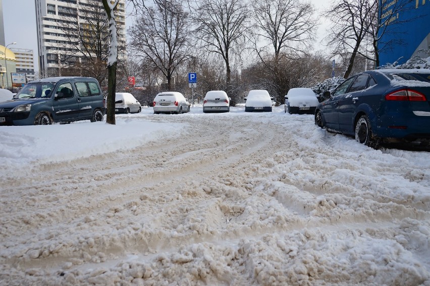 Czy chodniki w centrum Rzeszowa są odśnieżane? Sprawdziliśmy! Zima zdecydowanie zaskoczyła drogowców