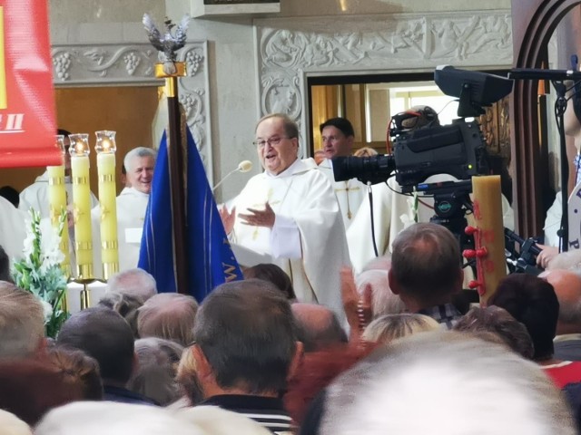 O. Tadeusz Rydzyk myśli perspektywicznie. Na stronach Radia Maryja słuchacze mogą odnaleźć nową formę wpłat na dzieła związane z toruńskim redemptorystą. Pieniądze można będzie bowiem wpłacać online za pomocą karty bankowej.

WIĘCEJ NA KOLEJNYCH STRONACH>>>