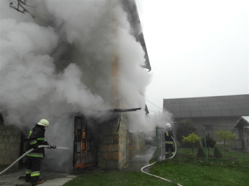 Czchów. Pożar garażu. Poparzony 86-latek trafił do szpitala [ZDJĘCIA]