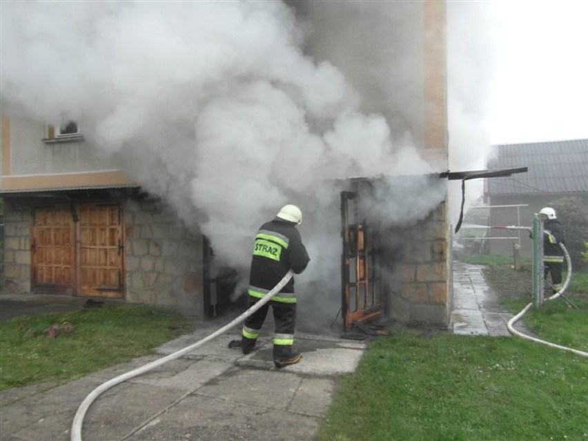 Czchów. Pożar garażu. Poparzony 86-latek trafił do szpitala [ZDJĘCIA]