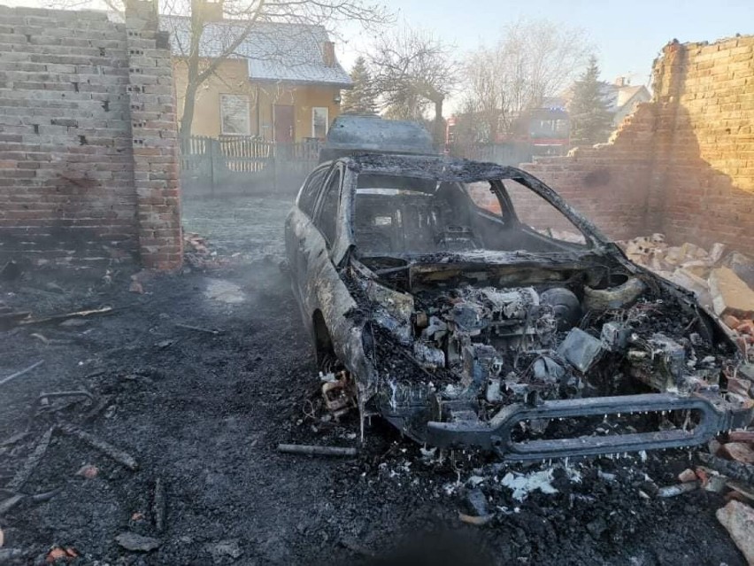 Zrzutka dla rodziny z ul. Hubala w Tomaszowie. Pożar zniszczył samochód i budynki gospodarcze