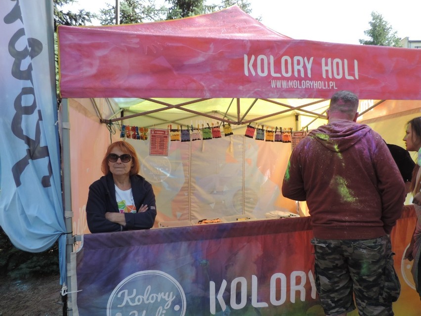 Małkinia Górna. Festiwal Kolorów, 5.07.2019. Kolorowymi proszkami obrzucało się ponad 150 osób. Było barwnie i radośnie 