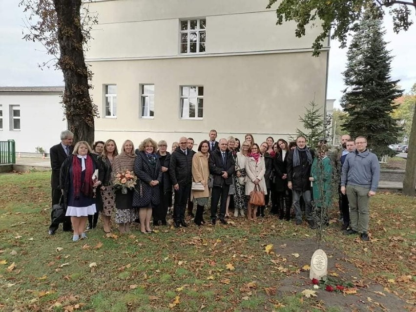 Pamiątkowy buk dla zmarłej w zeszłym roku Doroty Tarki, nauczycielki I LO w Lesznie 