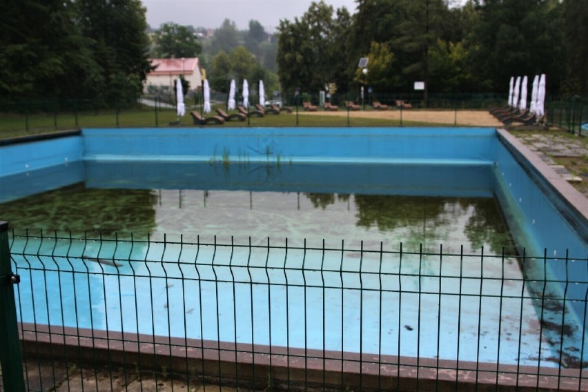 Miejski basen pod chmurką w Limanowej przy ul. Spacerowej czeka gruntowny remont. Będzie gotowy w sezonie letnim 2025