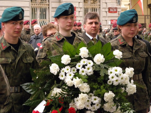 W Łodzi święto konstytucji uczczono mszą, salwami honorowymi i ...