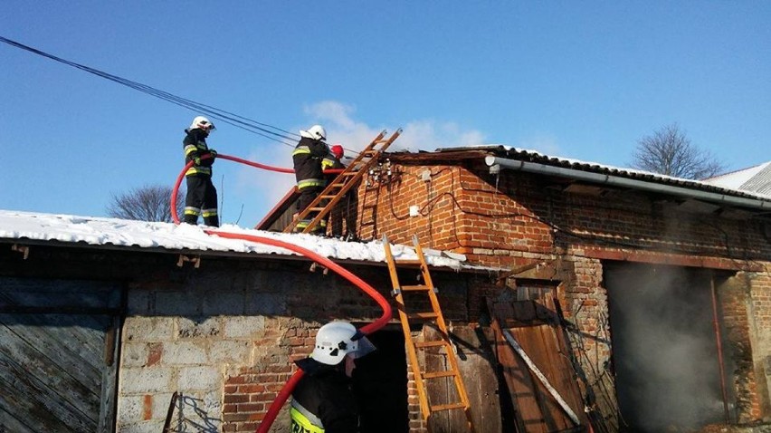 Gmina Urzędów: Podczas pożaru zawalił się strop budynku. Dwóch strażaków rannych (ZDJĘCIA)
