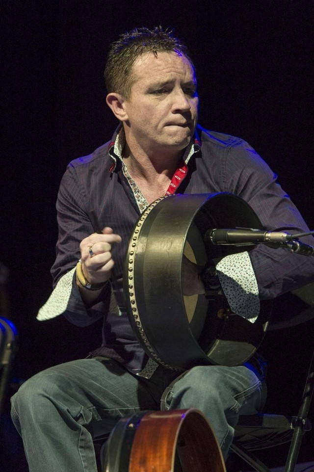 Irlandczyk John Joe Kelly grający na bodhr&aacute;nie, bębnie obręczowym. Fot. Stołeczna Estrada