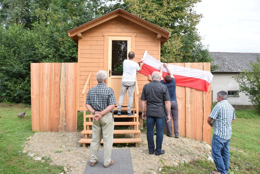 Mieszkańcy gminy Wojaszówka mogą korzystać z apiterapii. W Łączkach Jagiellońskich postał pszczeli domek z ulami [ZDJĘCIA]