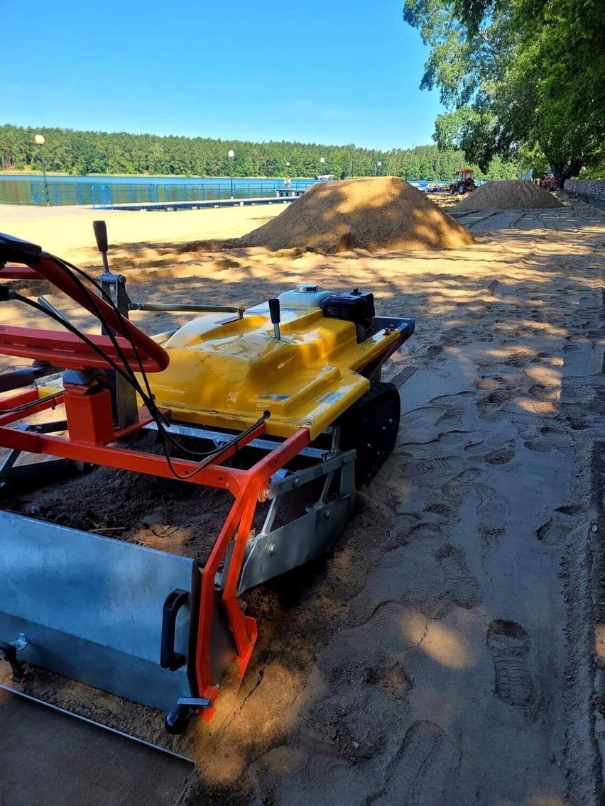 Trwają prace na plaży miejskiej w Wągrowcu. Ratownicy pojawią się tam już w sobotę! 