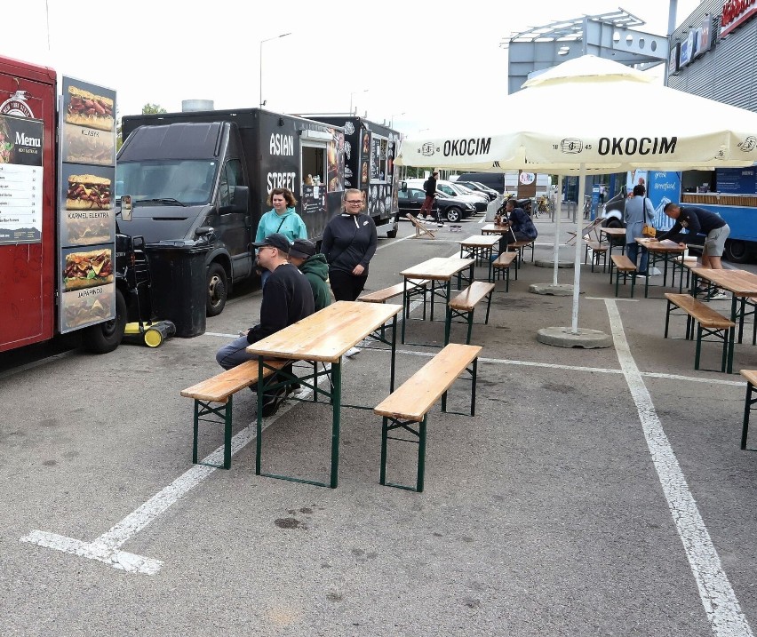 Zlot food trucków w Radomiu na parkingu centrum handlowego "Echo" przy ulicy Żółkiewskiego. Zobacz zdjęcia