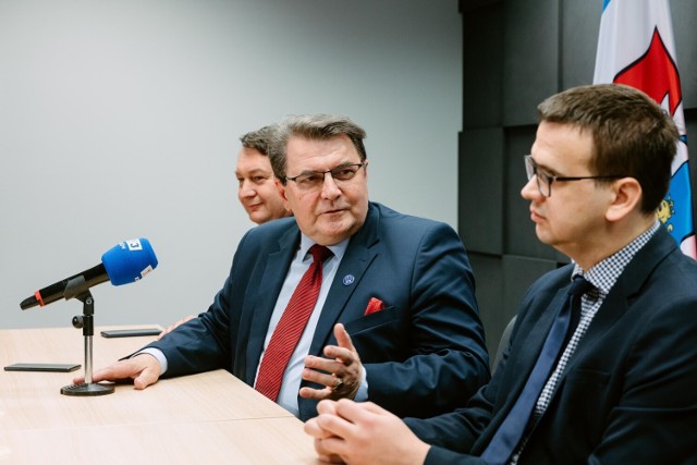 Od lewej: Adam Drozd (w głębi), prof. Zbigniew Krysiak i prof. Grzegorz Pastuszko