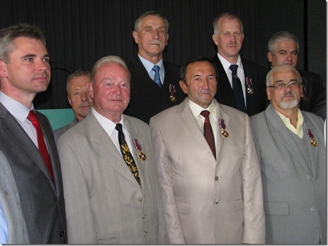 Ryszard Mazerski (drugi od prawej) w gronie udekorowanych odznaczeniami