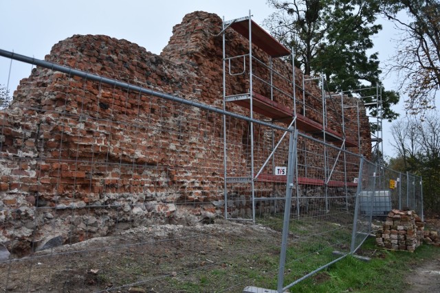 Prace w ruinach zamku rycerskiego w Szubinie trwają, ale w sierpniu będą tu już koncerty