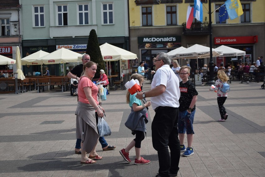 Dzień Flagi w Rybniku: Tadeusz Gruszka rozdaje chorągiewki na rynku