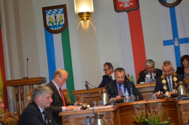 Radny Andrzej  Jerosławski (drugi z lewej)  dopytywał, czy darowizna działki to aby na pewno dobry interes dla gminy?