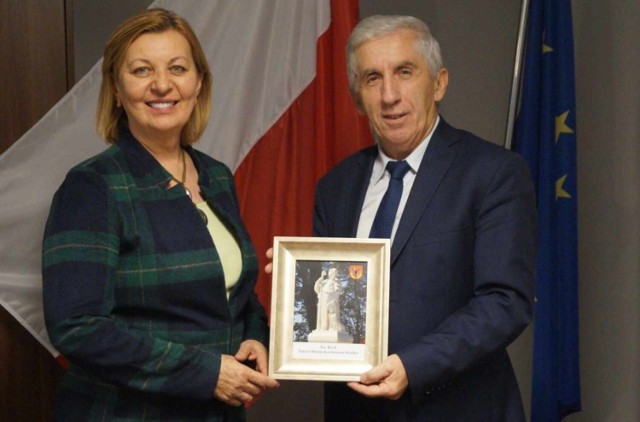 Burmistrz Adam Bodzioch podarował pani konsul Teresie Indelak Davis wizerunek świętego Rocha, patrona Kazimierzy Wielkiej