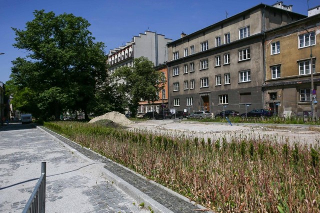 Zarząd Dróg Miasta Krakowa ogłosił przetarg na dokończenie przebudowy placu Biskupiego. Mieszkańcy od ponad pół roku nie mogą się doczekać na wznowienie prac.