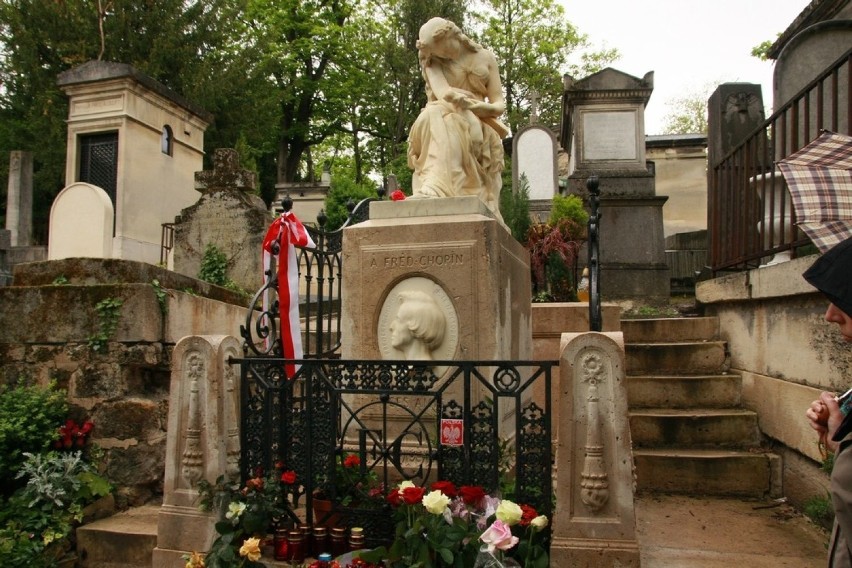 Père-Lachaise to najbardziej znany cmentarz w Paryżu.