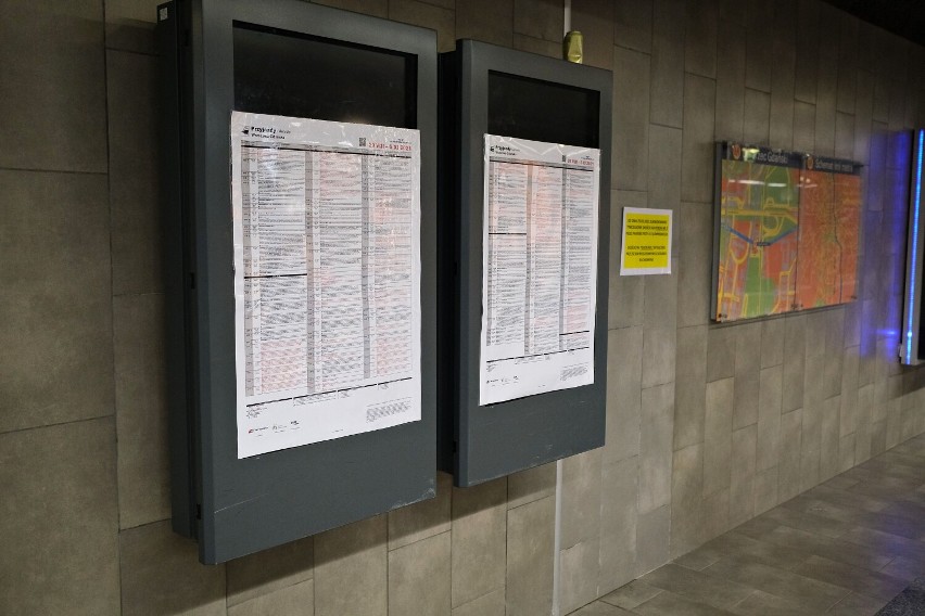 Papierowe rozkłady jazdy naklejone na elektronicznych wyświetlaczach. Absurd na stacji Warszawa Gdańska