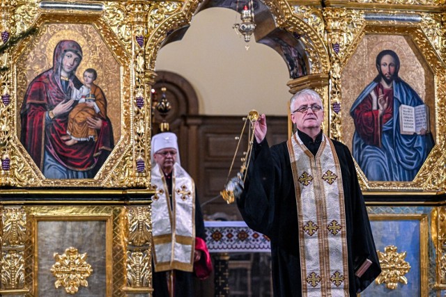 Wierni kościołów wschodnich obchodzą Bożego Narodzenia. Nz metropolita przemysko-warszawski obrządku greckokatolickiego ks. arcybiskup Eugeniusz Popowicz podczas wieczornej liturgii w greckokatolickim soborze archikatedralnym w Przemyślu