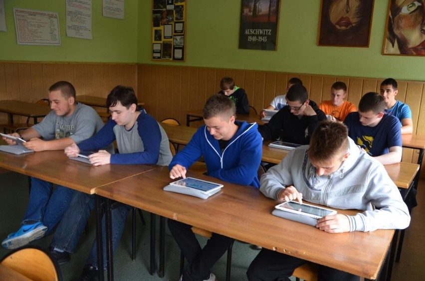 Uczniowie z powiatu wodzisławskiego uczą się na tabletach