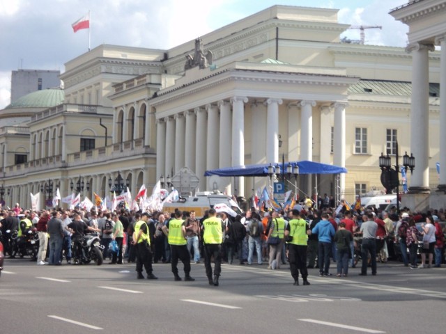 Od godz. 15 pikietowali przed siedzibą prezydent Warszawy. Fot. Ewa Krzysiak