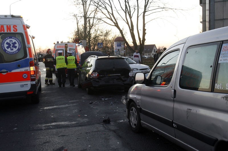 Wypadek czterech aut na ulicy Nowodworskiej w Legnicy (ZDJĘCIA)