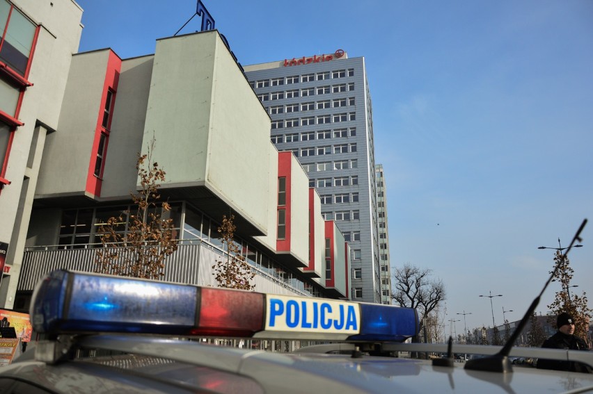 Alarm bombowy w Urzędzie Marszałkowskim w Łodzi. Urzędnicy ewakuowani [ZDJĘCIA]