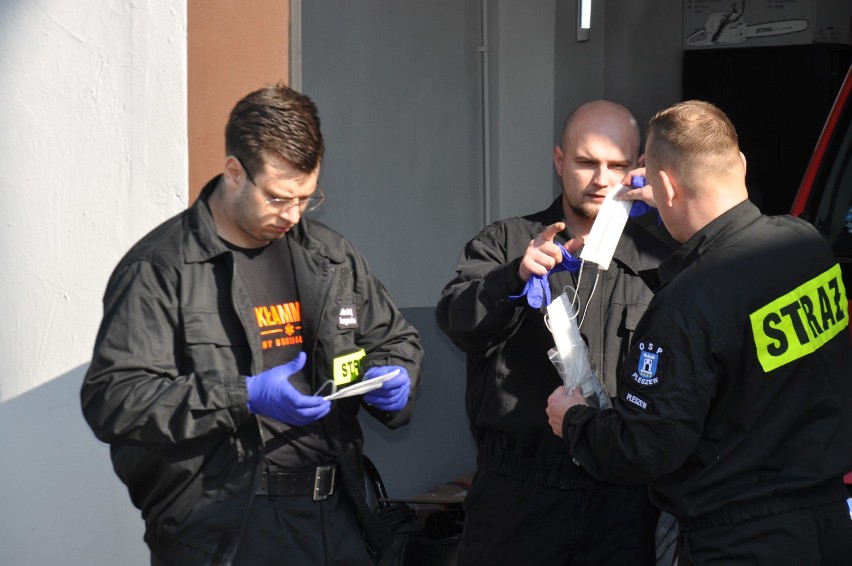 Strażacy z OSP Pleszew rozpoczęli rozwożenie pakietów z maseczkami do pleszewskich seniorów