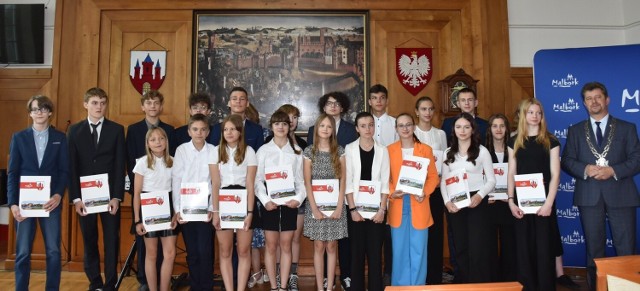 Burmistrz Marek Charzewski 21 razy ściskał ręce uczennicom i uczniom, którzy mieli średnią co najmniej 4,50 i byli laureatami konkursów i olimpiad.