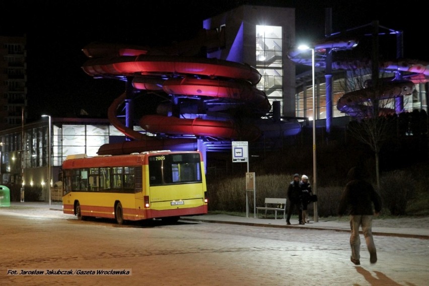 Autobusy nocne zatrzymują się teraz obok aquaparku [FOTO]