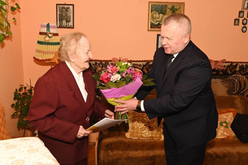 Piękny jubileusz! Barbara Kołodziej z Sandomierza świętowała setne urodziny. Dostała piękne kwiaty, życzenia i prezenty. Zobacz zdjęcia 