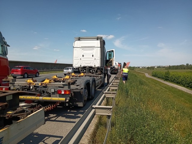 Białorusin prowadzący ciężarówkę, doprowadził do wypadku na autostradzie A4. Zatrzymał się na chwile, po czym uciekł z miejsca zdarzenia