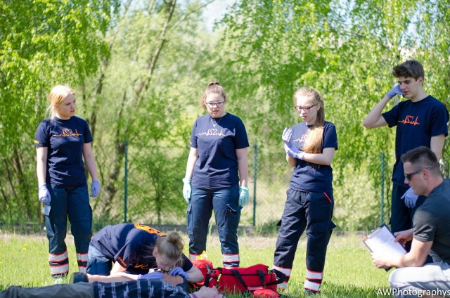 Młodzież wykazała się nie lada wiedzą z pierwszej pomocy i ratownictwa medycznego. Teoretyczną i praktyczną.