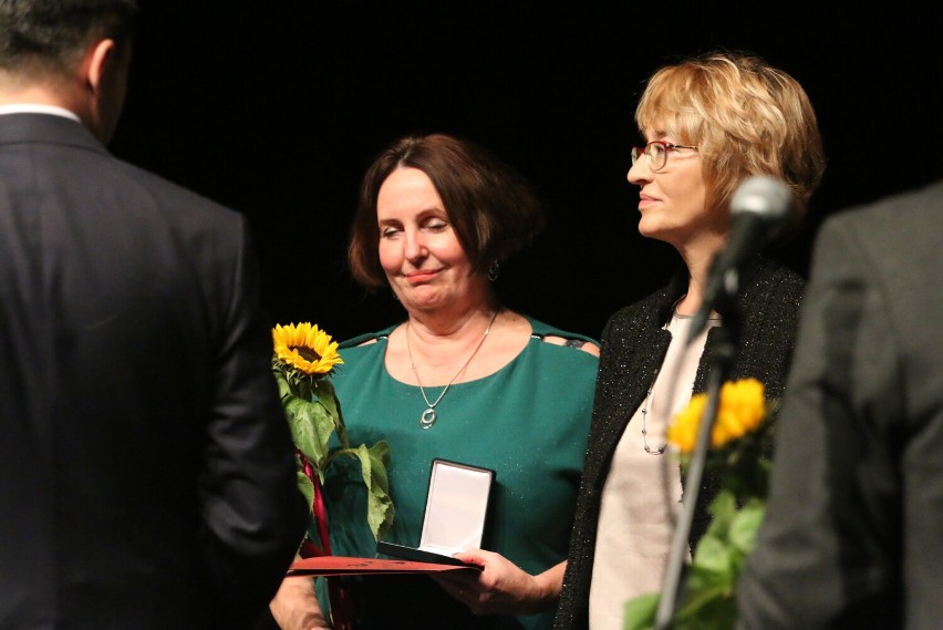 Święto Edukacji Narodowej 2021 w Głogowie. Dyrektorzy miejskich szkół, nauczyciele i pracownicy oświaty odebrali nagrody. LISTA nagrodzonych