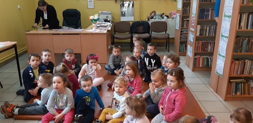 Małe damy z przedszkola w Karnkowie zostały obdarowane przez swoich kolegów z okazji dnia kobiet
