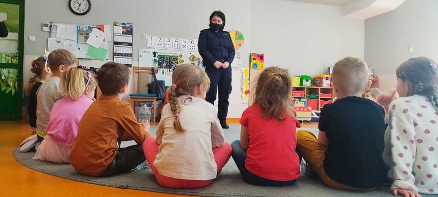 Policjantki ze skierniewickiej komendy odwiedziły dzieci z grupy „Słoneczka” w przedszkolu „Zielony Zakątek” w Skierniewicach