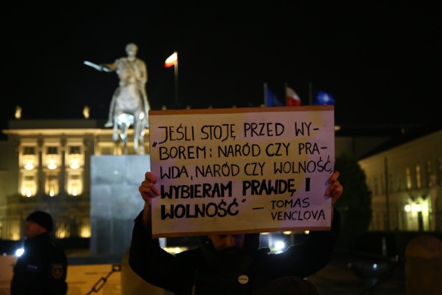 Demonstracja 3xW. Protest w obronie wolnych sądów na Krakowskim Przedmieściu