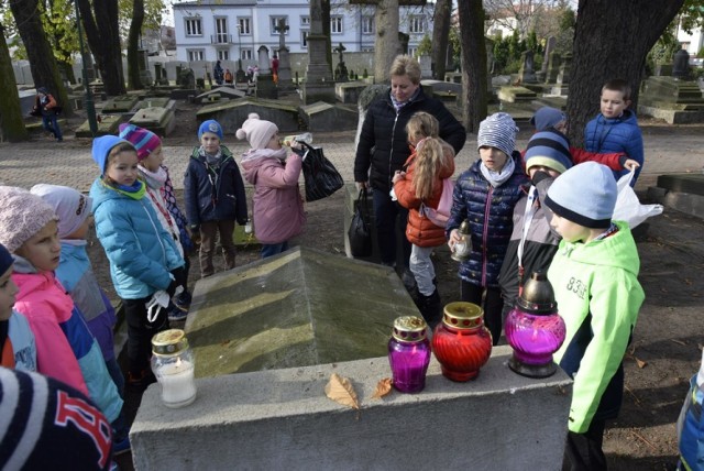 Dzieci z Przedszkola nr 3 w Skierniewicach – jak każdego roku – przyszły w czwartek, 31 października, na zabytkowy cmentarz św. Stanisława, aby zapalić znicze na grobach. Wybierali zwłaszcza groby zapomniane.