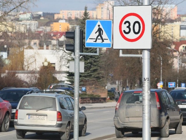 Znaki ograniczenia prędkości do 30 kilometrów na godzinę ustawiono na ulicy Winnickiej w Kielcach.