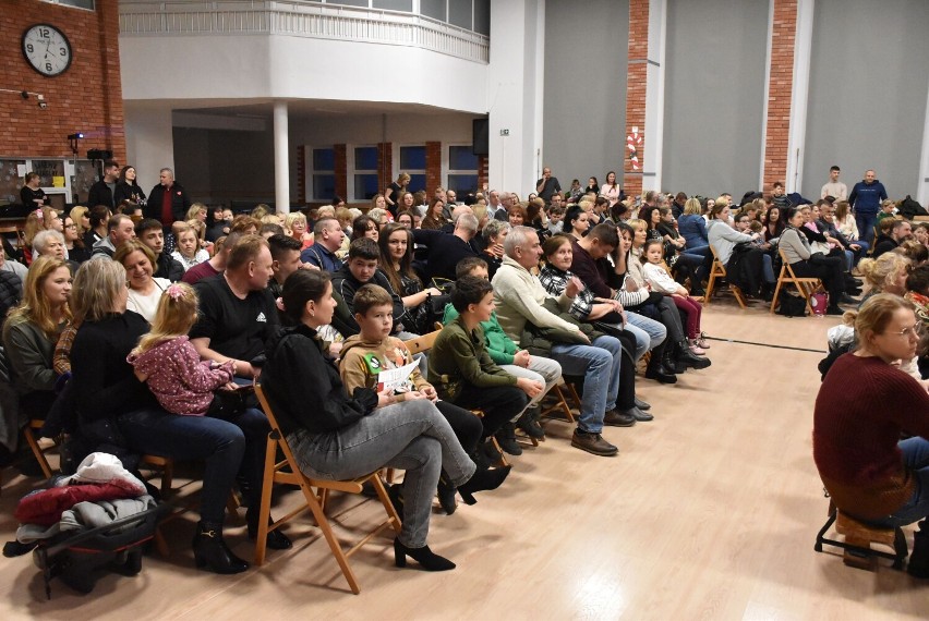 Malborskie Bursztynki dla Wielkiej Orkiestry Świątecznej Pomocy. "Królewna Śnieżka i Siedmiu Krasnoludków" w wersji tanecznej