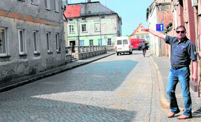 Tak to właśnie wygląda, tynk sypie się przez te wstrząsy niemal na naszych oczach - opowiada Tadeusz Ostrowski.