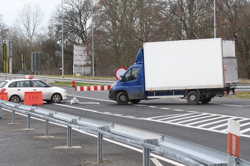 KOSTRZYN NAD ODRĄ. Most drogowy nad Odrą zamknięty. Drogowcy robią pomiary, a kierowcy się skarżą